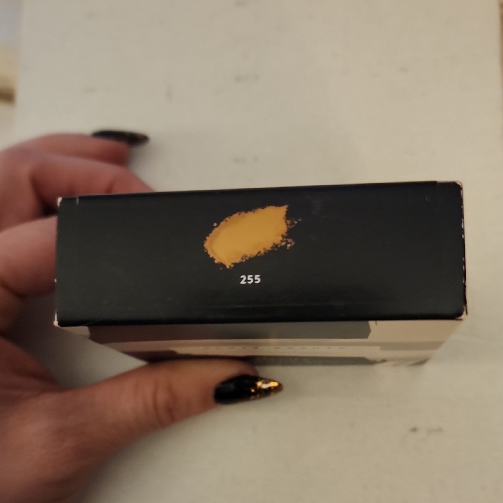 Fenty Beauty Pro Filt'r Soft Matte Powder Foundation - Black and Cream - Picture 2 of 4